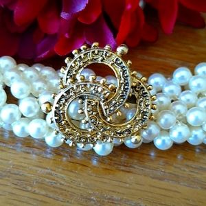 Gold toned brooch 🌺